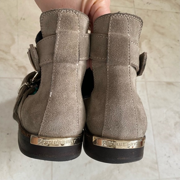 $895 Burberry Made in Italy Grey Suede Cut Out Buckle Moto Ankle Boots Size 6.5 - Picture 12 of 16